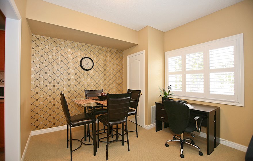 Dining/Work Space Free WiFi Fully Furnished Apartment Suite Kleinburg 20