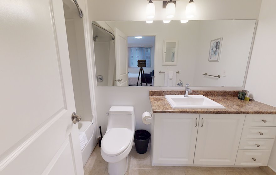 314 Principal Bathroom Soaker Tub Fully Furnished Apartment Suite Kanata