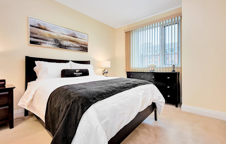 311 - Master Bedroom Queen Mattress Fully Furnished Apartment Suite Kanata