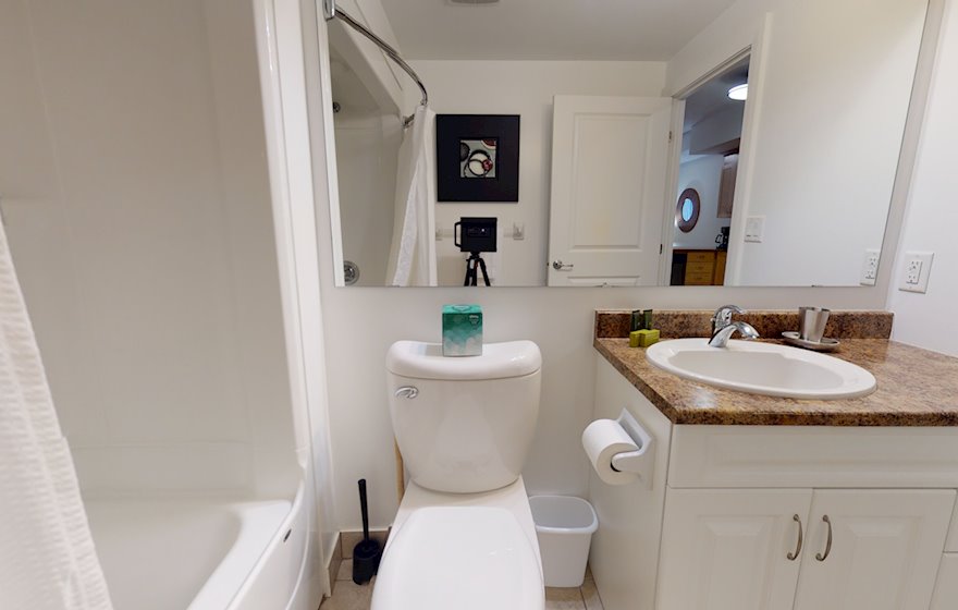 612 Principal Bathroom Soaker Tub Fully Furnished Apartment Suite Kanata