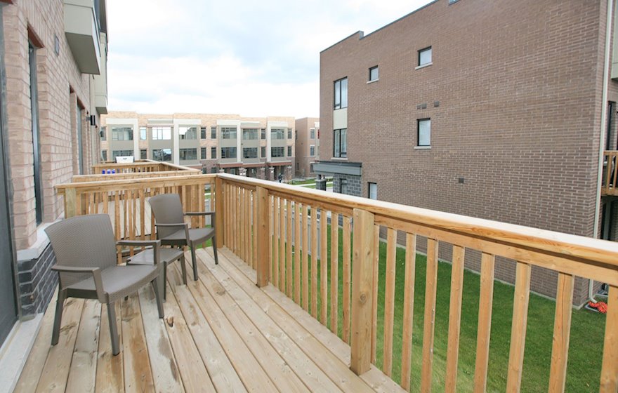 Balcony - Suite with Designated Office Desk Free WiFi Free National Telephone Calls Maple