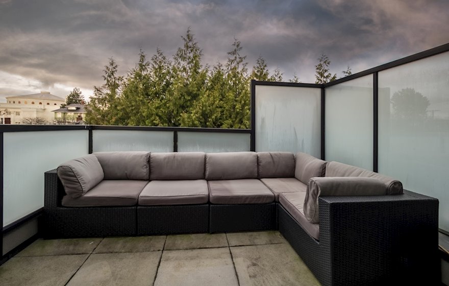 Rooftop furnished patio