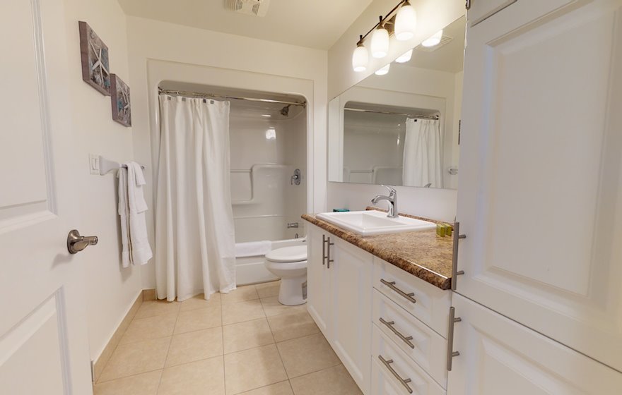 708 Principal Bathroom Soaker Tub Fully Furnished Apartment Suite Kanata