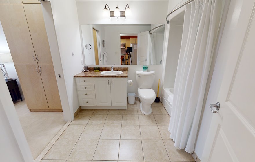 805 Principal Bathroom Soaker Tub Fully Furnished Apartment Suite Kanata
