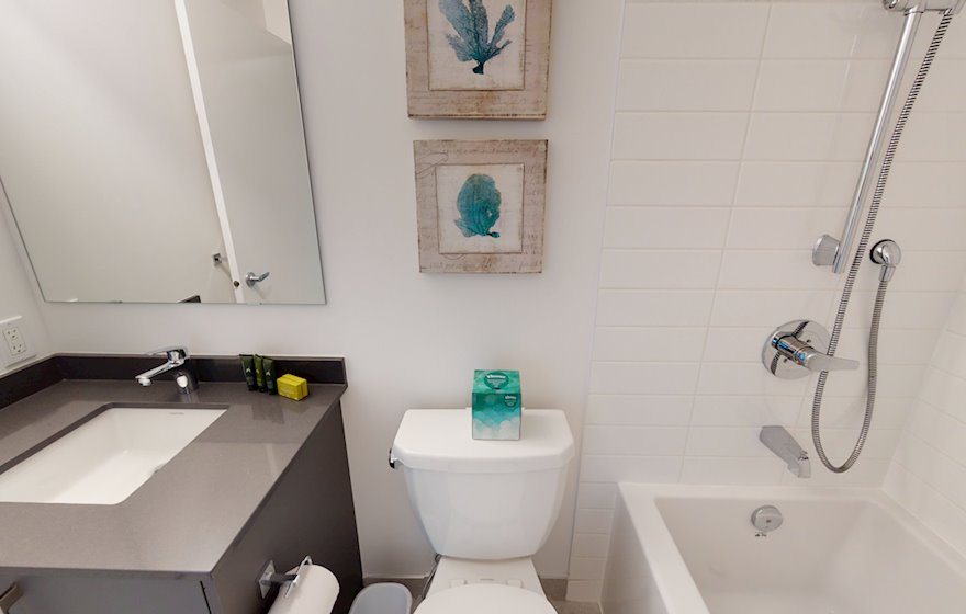 901 - Principal Bathroom Soaker Tub Fully Furnished Apartment Suite Ottawa