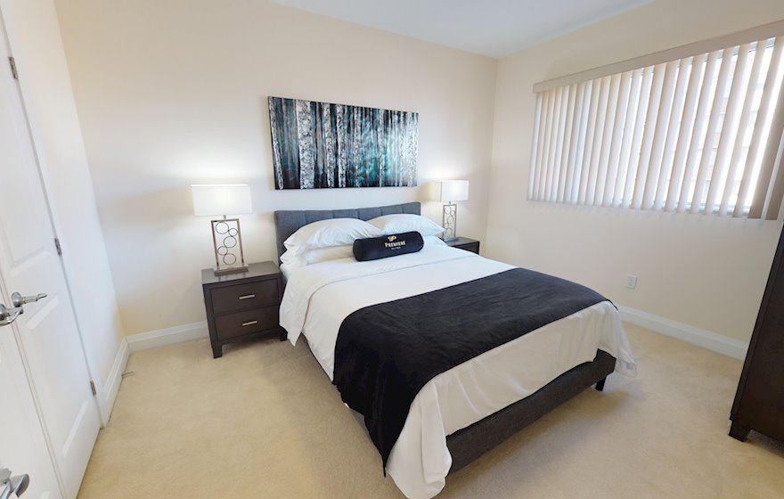 406 Principal Bedroom Queen Mattress Fully Furnished Apartment Suite Kanata