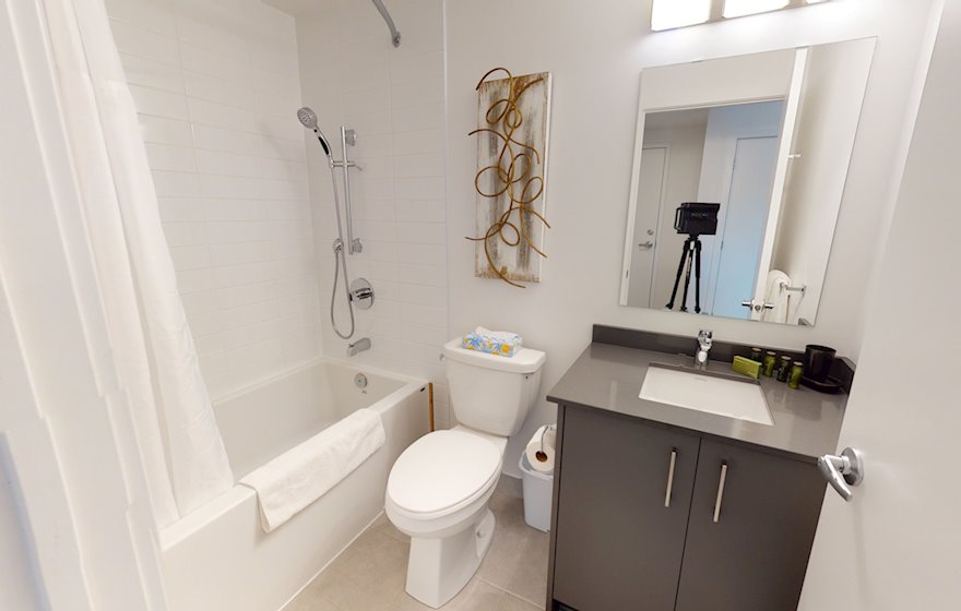 911 - Principal Bathroom Soaker Tub Fully Furnished Apartment Suite Ottawa