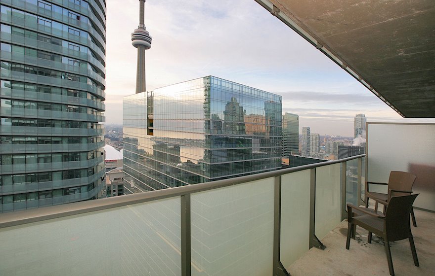 Balcony View - Free WiFi Fully Furnished Apartment Suite Toronto