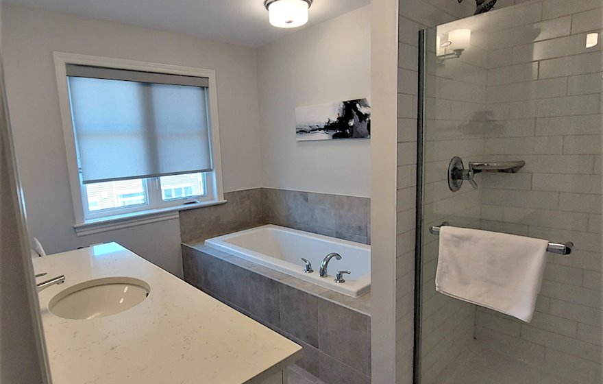 Principal Bathroom Soaker Tub Fully Furnished Apartment Suite Ottawa