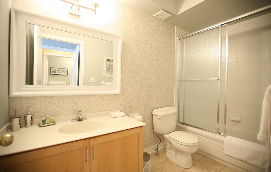 Bathroom 3 Piece Fully Furnished Apartment Suite - Kleinburg 20